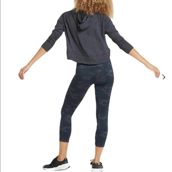 SPANX Look at Me Now Seamless Cropped Leggings in Black Camo - Picture 4 of 13